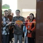 Dekan Sekolah Vokasi UGM Meresmikan Laboratorium Pengolahan Kakao